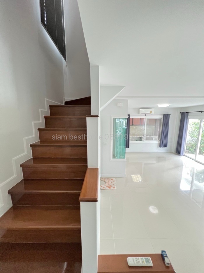 Agent post ให้เช่าบ้านสวย พร้อมเฟอร์บางส่วน  หมู่บ้านศุภาลัย ไพรด์ บางนา ลาดกระบัง54 ต่อเติมโรงจอดรถแล้ว พร้อมอยู่